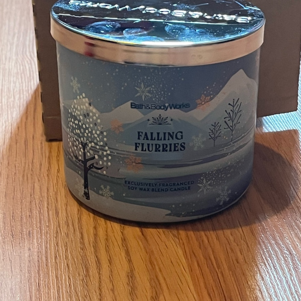NWT Bath & Body Works White Barn Falling Flurries Candle with Silver Lid